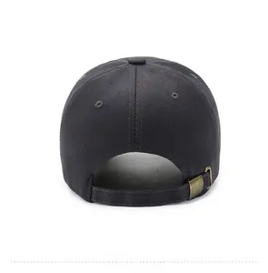 Vue arrière de casquette de baseball en coton avec boucle de réglage en bronze antique