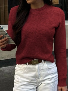 Dettaglio maglione in maglia rossa a maniche lunghe da donna con scollo rotondo
