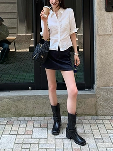 Détail d'une chemise en lin blanc à manches mi-longues avec poche et boutons