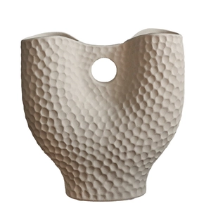 Vase moderne en céramique blanc crème avec texture martelée et découpe géométrique