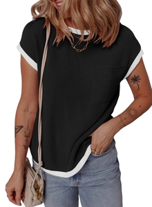 Détail d'un t-shirt en maille côtelée à manches courtes avec bordure blanche et poche