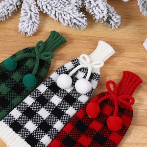 Housses de bouteille de vin de Noël tricotées avec motifs à carreaux et pompons doux