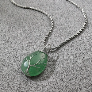 Pendente albero della vita in aventurina verde avvolto in filo d'argento con catena