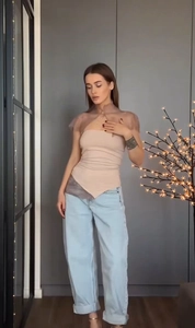 Haut tube beige froncé avec châle en dentelle lilas et jean large taille haute