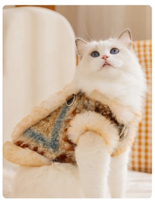 Nahaufnahme der Fair Isle Haustierweste mit Plüschfutter und Metall-D-Ring für Katzen