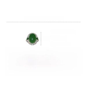 Vue détaillée d'une bague ovale en agate verte avec zircons et dimensions du produit