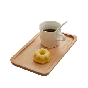 Japanse serveerschaal van walnotenhout voor koffie en desserts in de middag