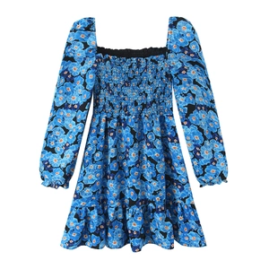 Dunkelblaues Blumenkleid mit eckigem Ausschnitt, Smok-Effekt und Puffärmeln