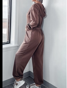 Detailansicht eines kaffeebraunen Kapuzen-Jumpsuits mit Gummizug in der Taille und weichem Stoff