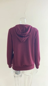 Dettaglio posteriore della felpa bordeaux a righe con trama in maglia e cappuccio