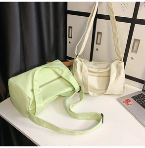 Détails des sacs de sport vert menthe et crème montrant fermetures et bandoulières