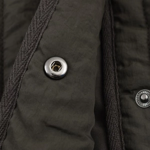 Tissu de veste matelassée vert foncé avec bouton-pression en métal et surpiqûres