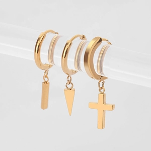 Detailansicht goldener Edelstahlohrringe mit Kreuz- und Dreiecksanhängern im Set