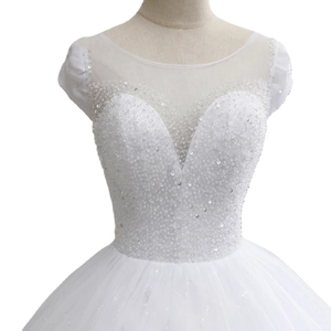 Robe de mariée blanche élégante avec corsage en dentelle perlée et décolleté illusion