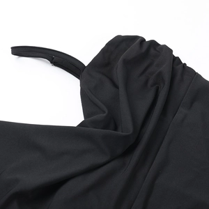 Gros plan du tissu de la robe bustier noire montrant la texture et les détails des bretelles