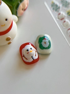 Détails macro de bijoux d'ongles 3D de Noël avec père Noël et bonhomme de neige en résine