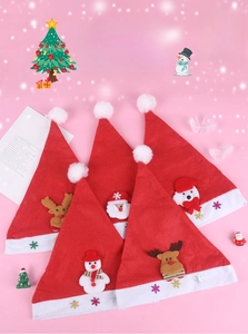 Détail de chapeaux de Noël avec motifs 3D de Père Noël, renne, bonhomme de neige et ours