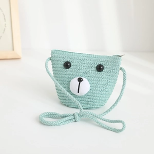 Borsa a tracolla in paglia verde menta per bambini con simpatico motivo a orsetto