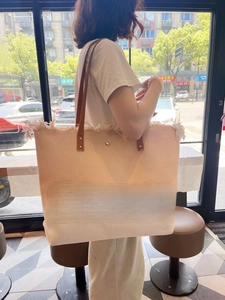 Detailansicht der großen Strandtasche mit Quasten und Summer Aufdruck auf beigem Gewebe