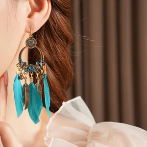 Boucles d'oreilles bohèmes avec perles bleues et plumes turquoise sur base bronze