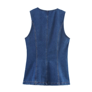 Vue arrière détaillée du gilet en jean bleu fabriqué en tissu de coton de qualité