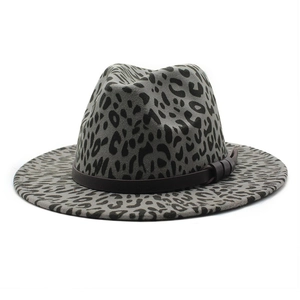 Klassischer Fedora Hut mit grauem Leopardenmuster, breiter Krempe und Lederband