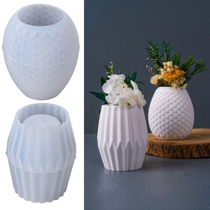 Détail macro de moules en silicone à texture ondulée et écailles pour vases DIY en résine