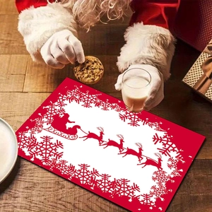 Primer plano del mantel individual navideño con Papá Noel y renos sobre mesa de madera