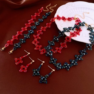 Détail de parures de bijoux avec colliers et boucles d'oreilles en perles de fleurs