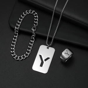 Detailansicht des silbernen Edelstahl-Schmucksets mit Halskette und Armband mit Buchstabe Y