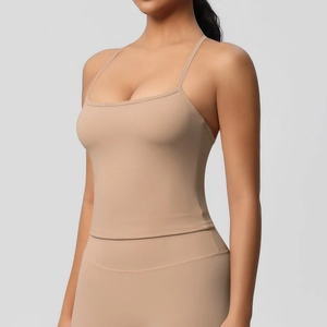 Dettaglio del top da yoga color nudo con spalline sottili e tessuto elastico premium