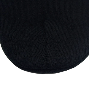 Bonnet en tricot côtelé noir avec broderie en croix pour chaleur en plein air
