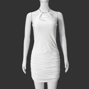 Détail de la robe moulante blanche avec chaîne dorée au licou et texture froncée
