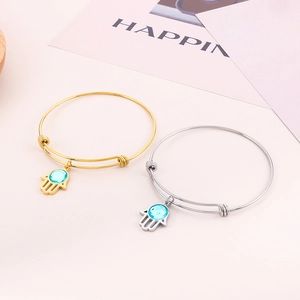 Bracciale regolabile Mano di Fatima in oro e argento con ciondoli in cristallo blu