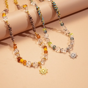 Collier bohème ethnique avec perles en verre et pendentif soleil au style rétro chic