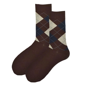 Detailansicht des dunkelbraunen Rautenmusters auf Business-Baumwollsocken für Herren