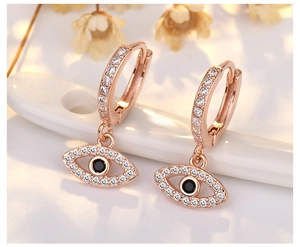 Dettaglio orecchini occhio del diavolo in oro rosa con diamanti e zircone nero