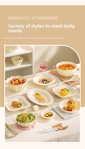 Details von elegantem Keramikgeschirr-Set mit cremefarbener Glasur und rosa Wellenrand