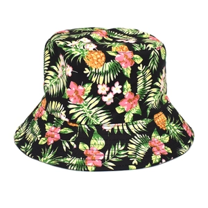 Détail de l'imprimé tropical ananas et fleurs sur un chapeau bob réversible noir