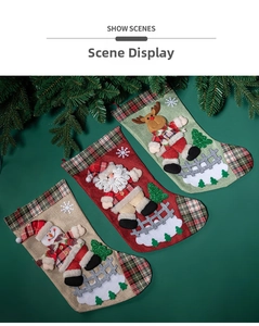 Détails de chaussettes de Noël à carreaux avec personnages de Père Noël et bonhomme de neige