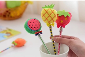 Primo piano di graziose penne in peluche a forma di anguria, ananas e fragola colorate