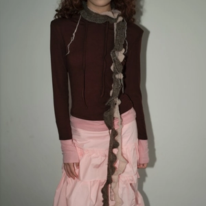 Bufanda de mezcla de lana mohair con flecos y top marrón con capucha y falda rosa de volantes