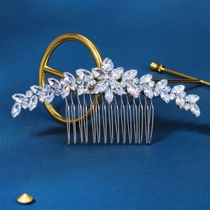 Dettaglio del pettine per sposa con cristalli marquise e design floreale argento