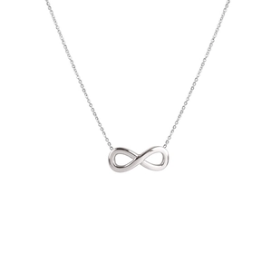 Vista macro di una collana con ciondolo infinito argento e catena sottile su sfondo bianco