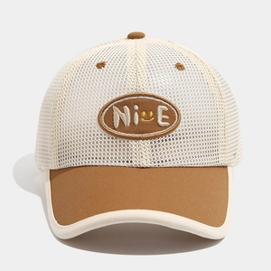 Detailansicht aus cremefarbenem Netz und braunem Schirm mit NICE Smiley-Stickerei