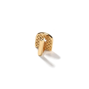 Detail van een enkele gouden grillz met de holle mesh achterkant en de metalen haken