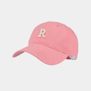 Dettaglio cappellino da baseball rosa in cotone con toppa con lettera R in spugna bianca