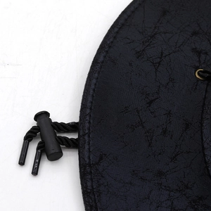 Detail eines schwarzen Cowboyhuts mit Riss-Optik-Textur und verstellbarem Kordelzug