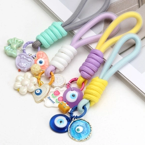 Détail de cordes tressées colorées avec des charmes d'œil bleu et divers pendentifs