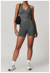 Détail d'ensemble de sport gris foncé côtelé sans couture avec short et haut court dos nu